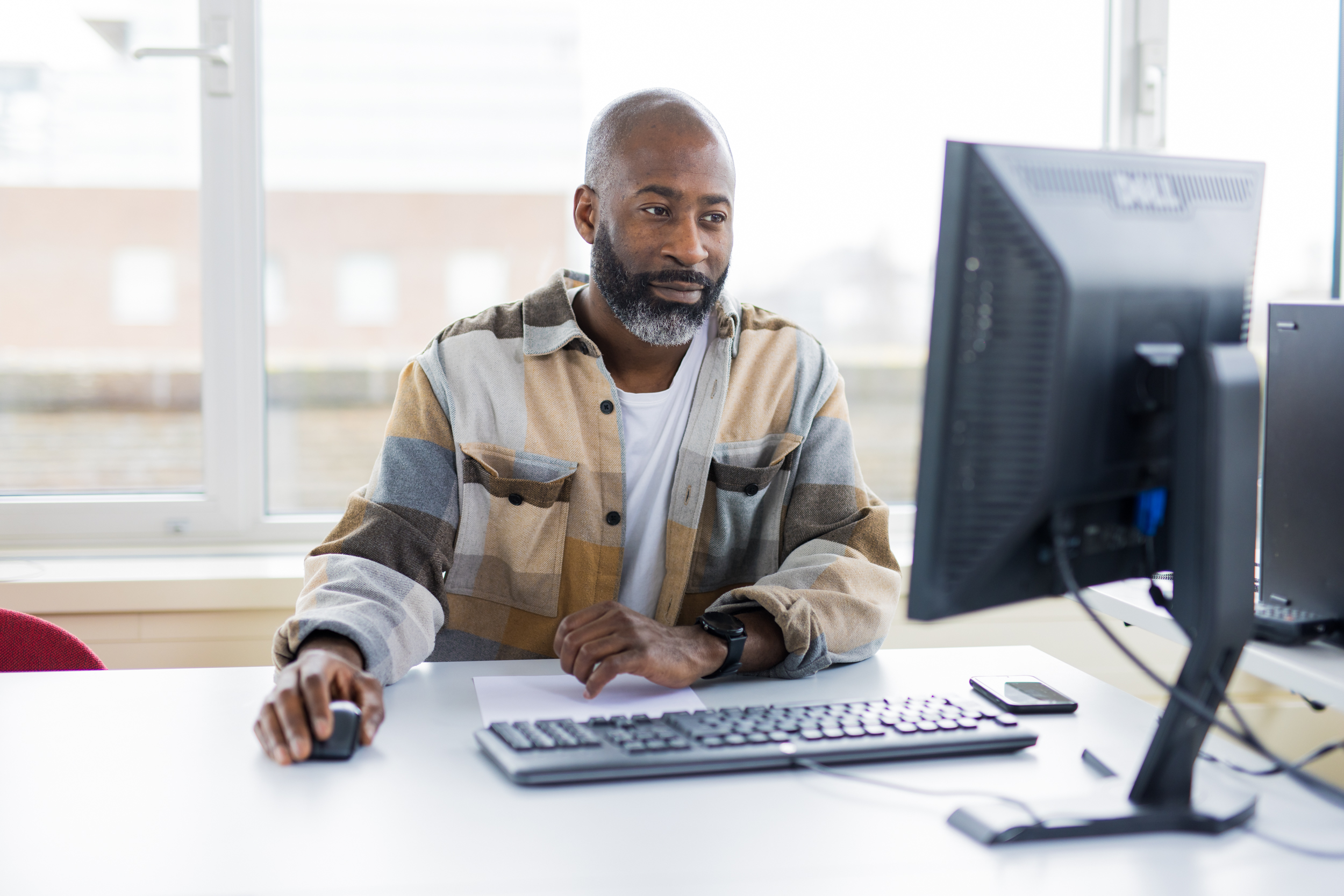 Verwijzer achter bureau