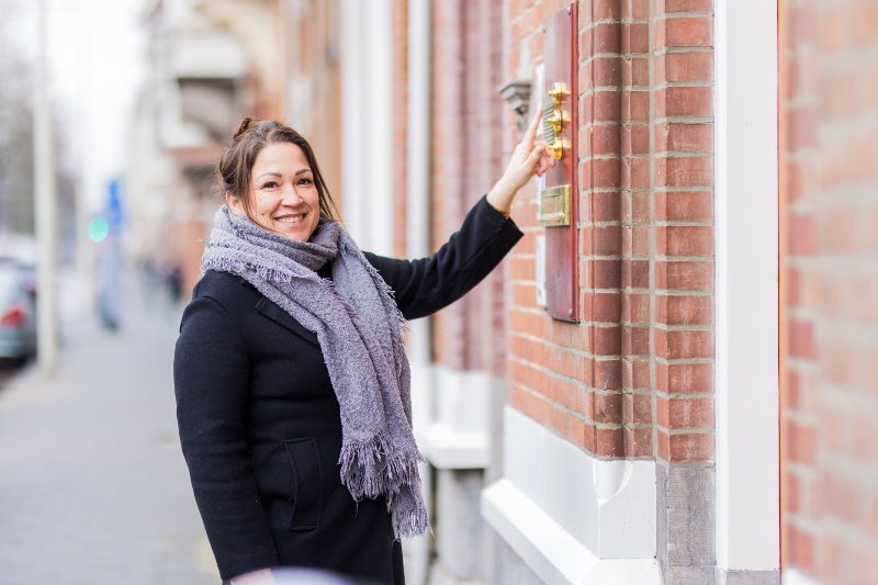 Hulpverlener belt aan bij huis