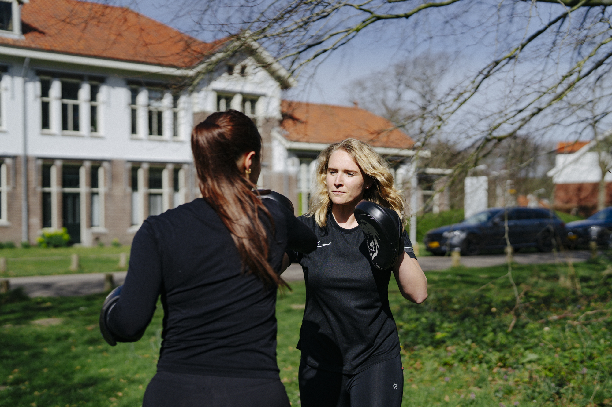 Twee jonge vrouwen sparren met elkaar