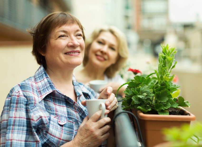 Middelbare vrouw kijkt optimistisch