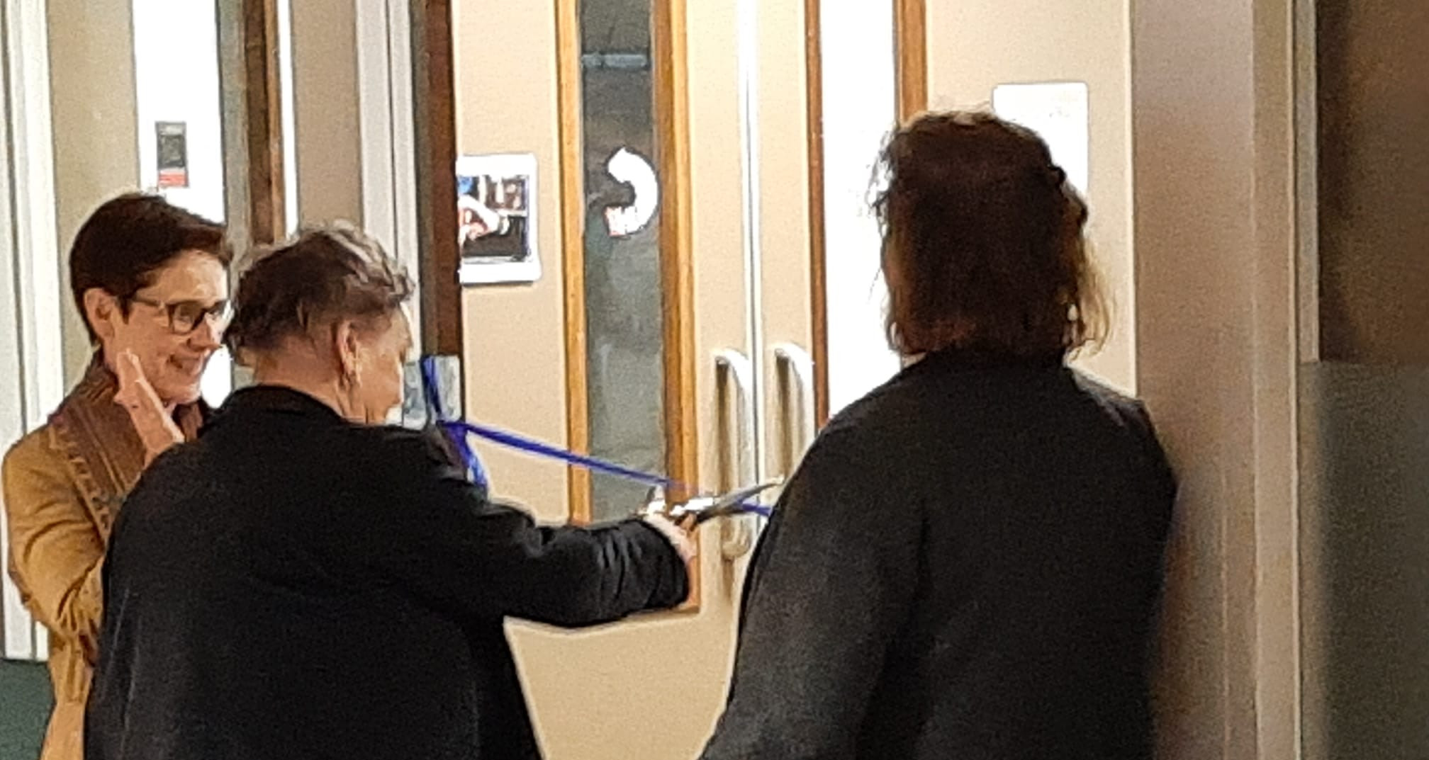 Een trotse cliënt knipt het lint door onder toeziend oog van Anita Wydoodt waarna Dorestad locatie Passievruchtstraat officieel geopend is.