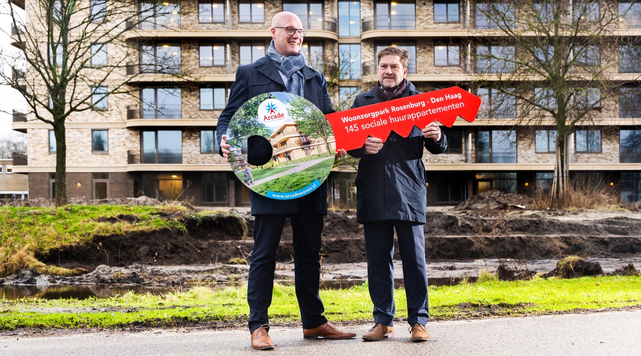 De oplevering werd gemarkeerd met een fotomoment waarbij Wilfried Stribos, directeur-bestuurder van Arcade en Ger van der Leeden, directeur Parnassia, aanwezig waren